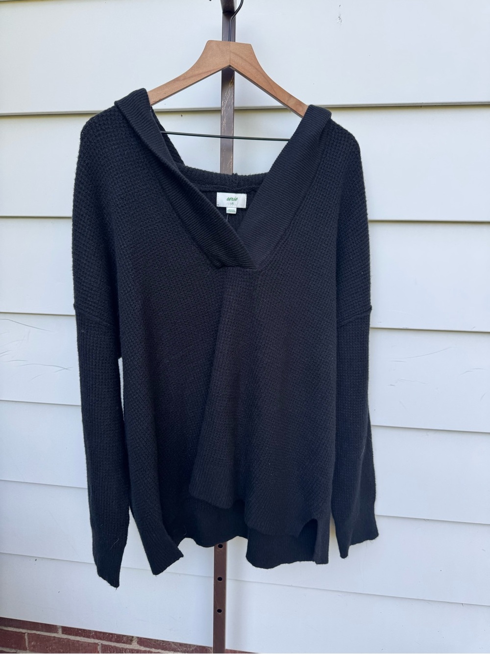 AERIE black v-neck hoodie sweater size Large cozy knit pullover